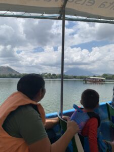 Laguna de Apastepeque with kids