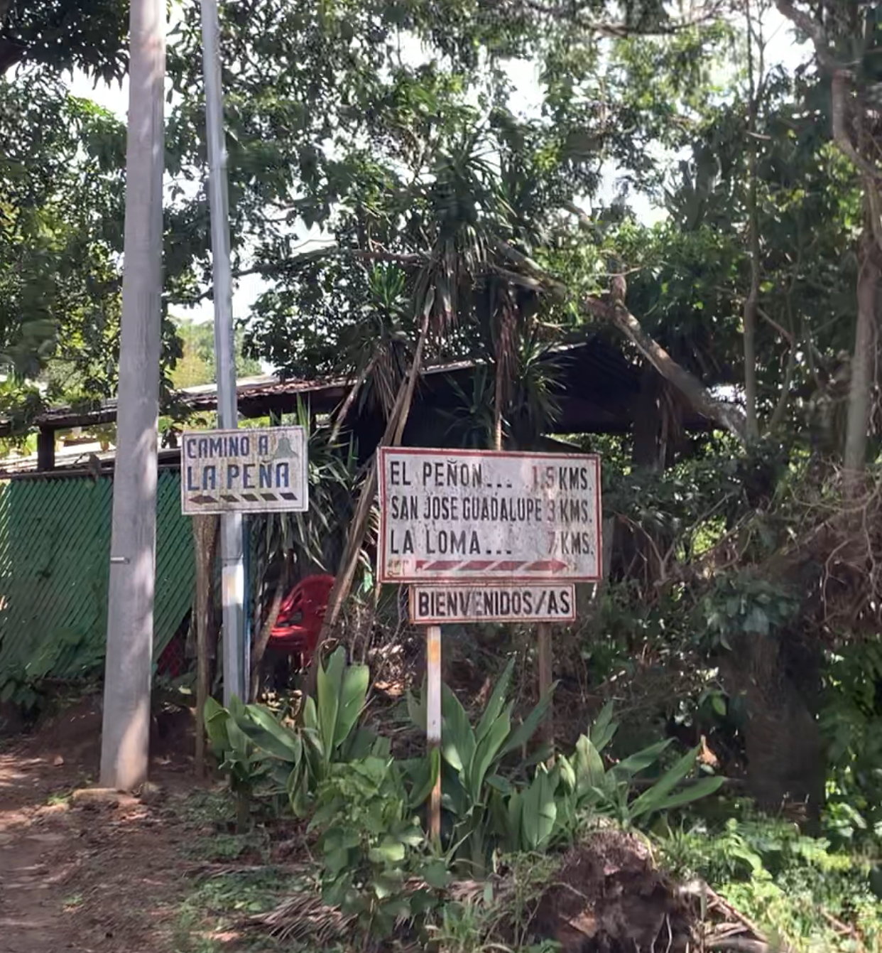 signs on the road to Peñón de Comasagua