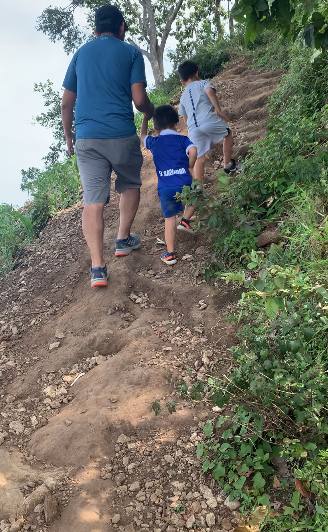 climbing up Peñón de Comasagua