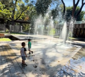 Kids playing in the interactive fountain at Parque Cuscatlán, San Salvador